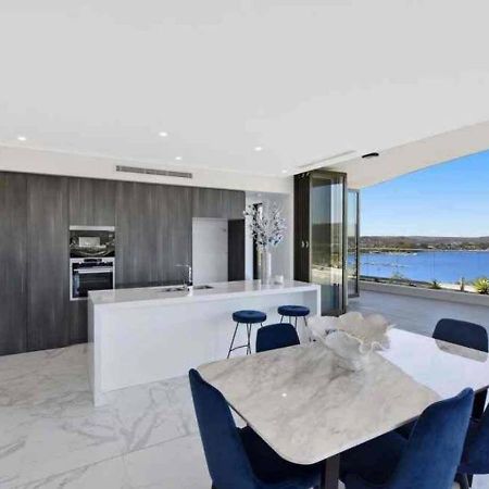 Stylish Penthouse With Views & Jacuzzi Appartement Gosford Buitenkant foto