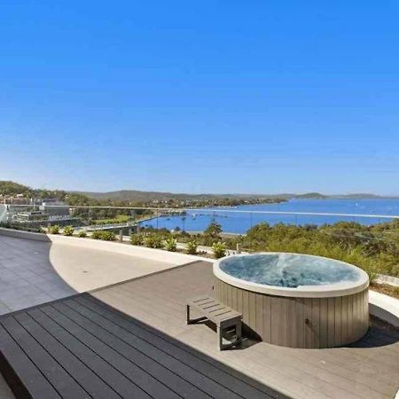 Stylish Penthouse With Views & Jacuzzi Appartement Gosford Buitenkant foto