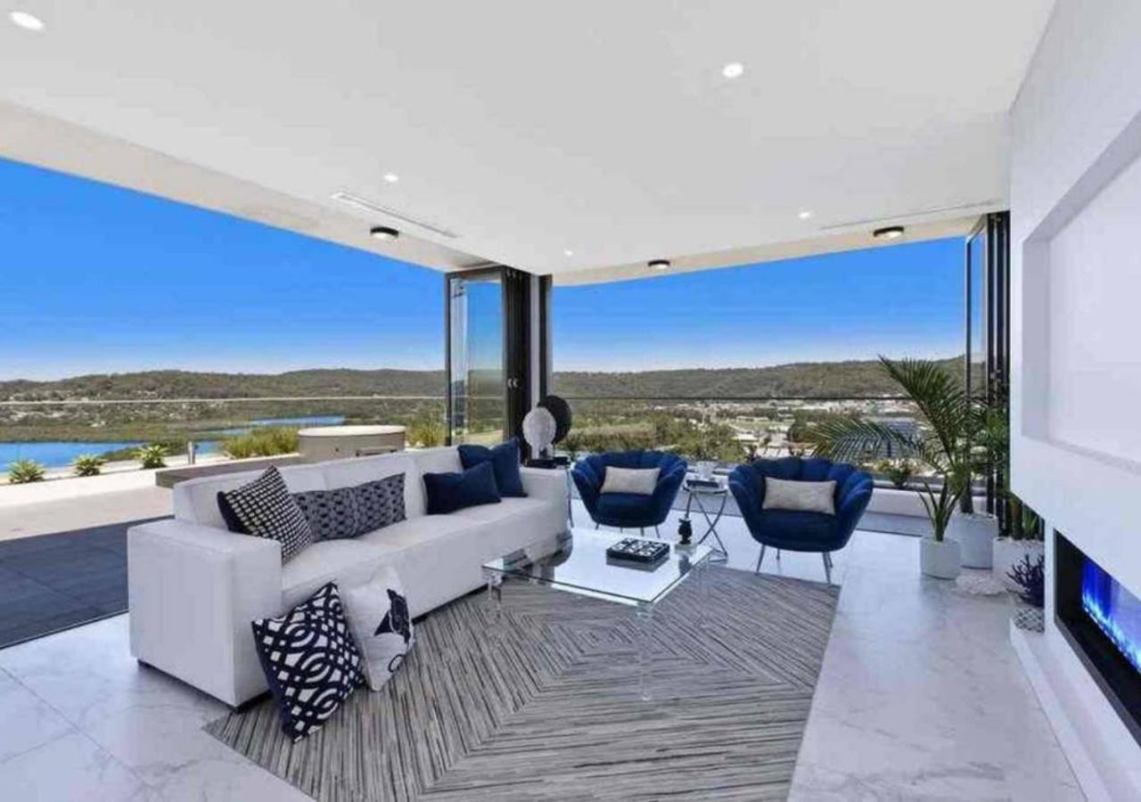 Stylish Penthouse With Views & Jacuzzi Appartement Gosford Buitenkant foto