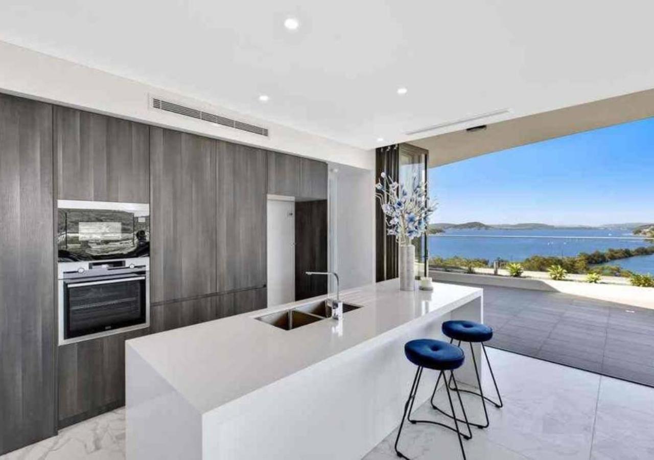 Stylish Penthouse With Views & Jacuzzi Appartement Gosford Buitenkant foto