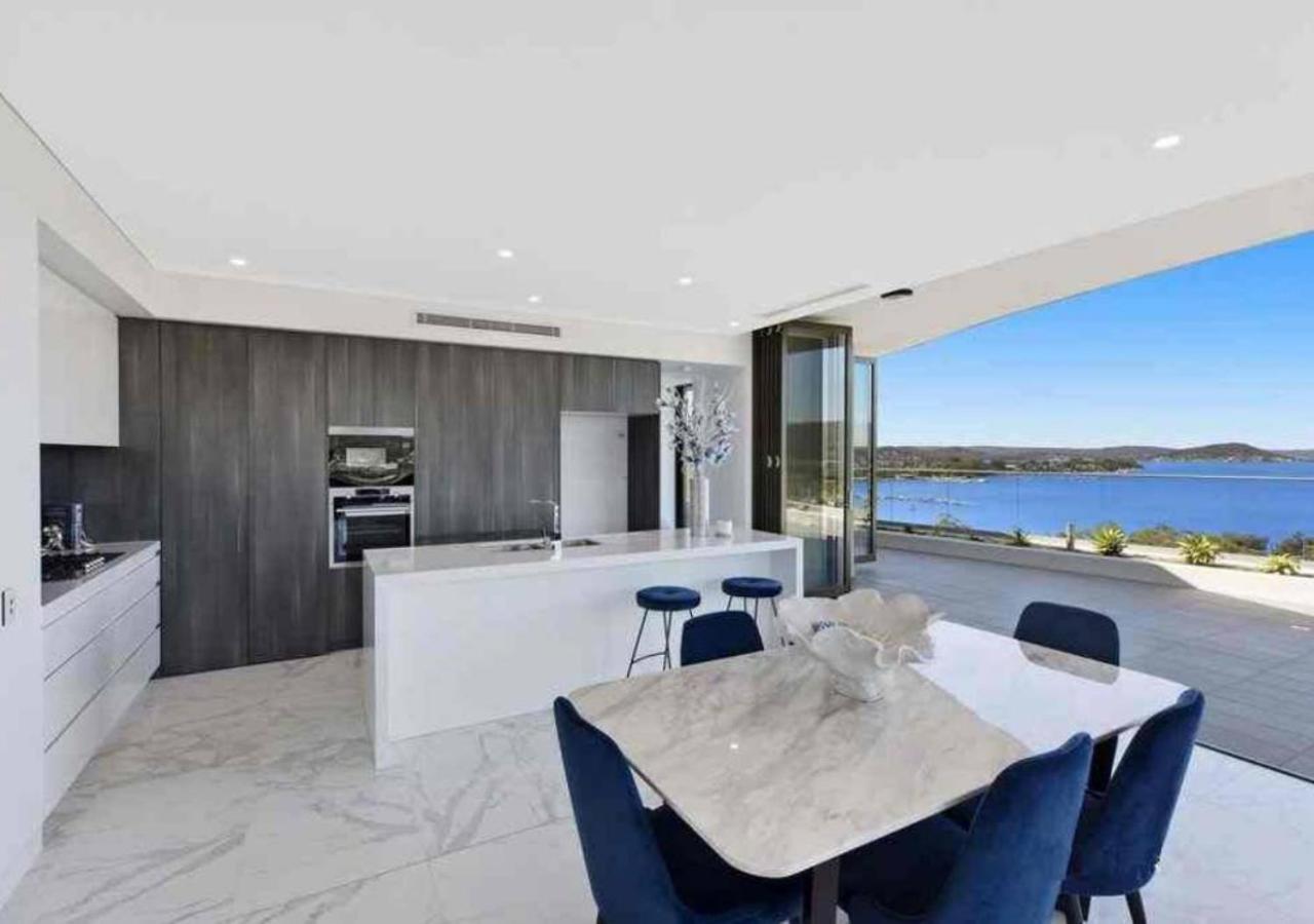 Stylish Penthouse With Views & Jacuzzi Appartement Gosford Buitenkant foto