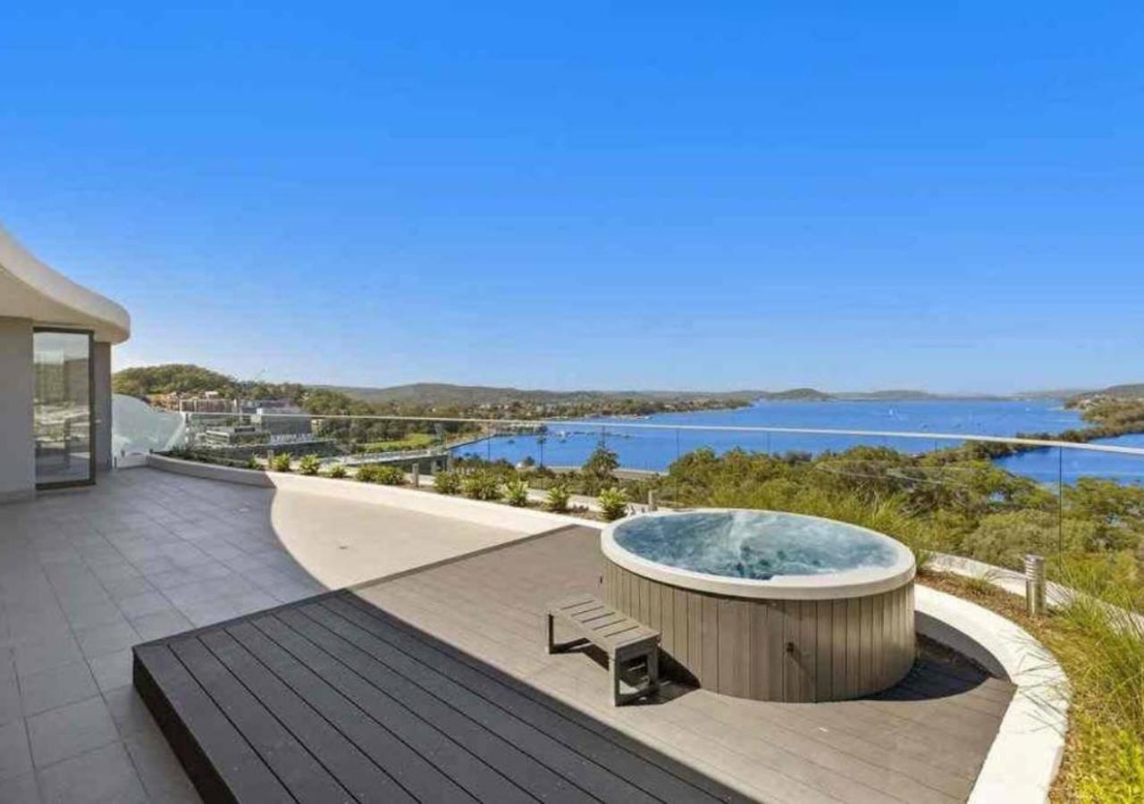 Stylish Penthouse With Views & Jacuzzi Appartement Gosford Buitenkant foto